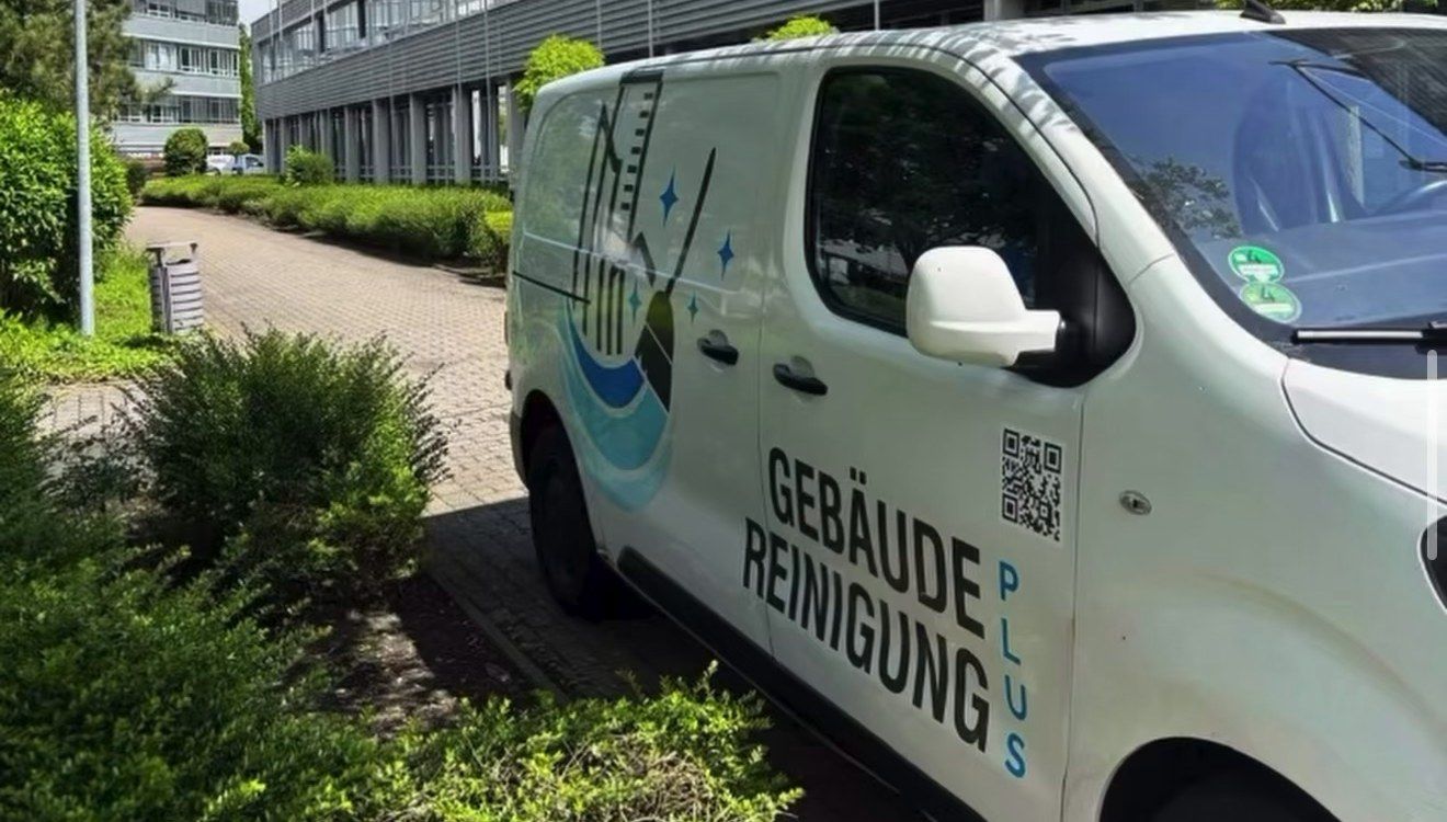 Firmenwagen von Gebäudereinigung Plus im Einsatz